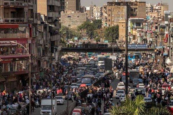 कोरोना वायरस के मद्देनजर मिस्र सरकार के कर्फ्यू लगाने से कुछ घंटे पहले काहिरा की सड़कों पर उतरे लोग