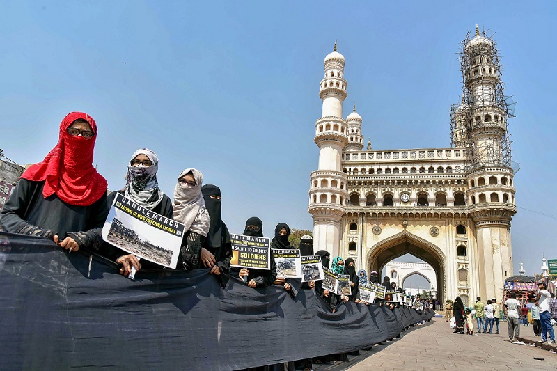 हैदराबाद में चारमीनार के सामने  पुलवामा आतंकी हमले के खिलाफ शांतिपूर्ण विरोध मार्च करती छात्राएं