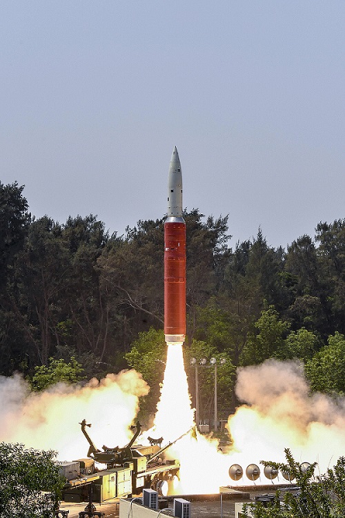 भारत ने अंतरिक्ष में एंटी सैटेलाइट मिसाइल से एक लाइव सैटेलाइट को मार गिराया। यह परीक्षण ओडिशा के डॉ. एपीजे अब्दुल कलाम आइलैंड लॉन्च कॉम्पलेक्स से किया गया।
