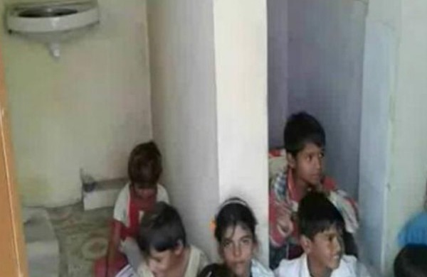 मध्यप्रदेश में स्कूल का टॉयलेट बना इन छात्रों का क्लासरुम