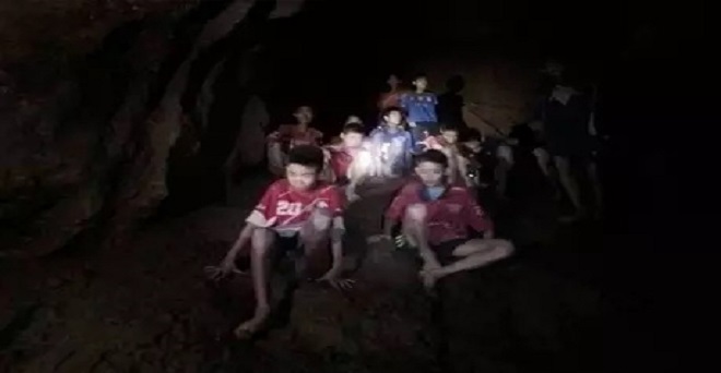 थाईलैंड की गुफा में फंसे बच्चों को निकालने का रेस्क्यू ऑपरेशन फिलहाल रोका