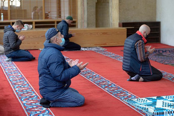 लगभग दो महीने के लॉकडाउन के बाद बोस्निया के साराजेवो में बेगोवा मस्जिद में नमाज अदा करते लोग