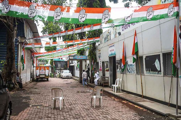 मुंबई में महाराष्ट्र विधानसभा चुनाव परिणाम के दिन कांग्रेस पार्टी कार्यालय का एक नजारा