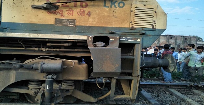 यूपी के सीतापुर में ट्रेन का इंजन पटरी से उतरा, कल भी इसी जगह पर हुआ था हादसा