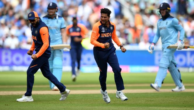 इंग्लैंड के खिलाफ विकेट लेने के बाद खुशी मनाते भारतीय कप्तान विराट कोहली और कुलदीप यादव