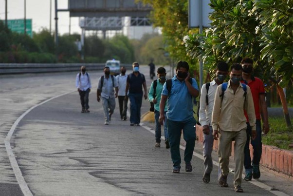 अपने घरों तक पहुंचने की उम्मीद के साथ गाजियाबाद में एक्सप्रेसवे पर चलता दिहाड़ी मजदूरों का समूह