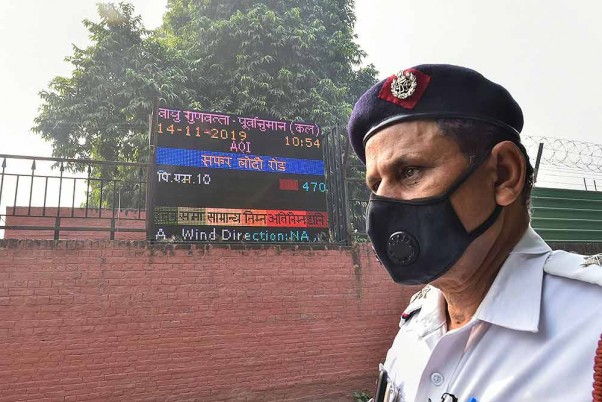 दिल्ली की हवा ‘बेहद खतरनाक’, कई इलाकों में AQI 500 के पार, आज और कल स्कूल बंद