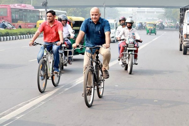 दिल्ली में लागू ऑड-ईवन नियम के बीच साइकिल से दफ्तर जाते दिखे उपमुख्यमंत्री मनीष सिसोदिया