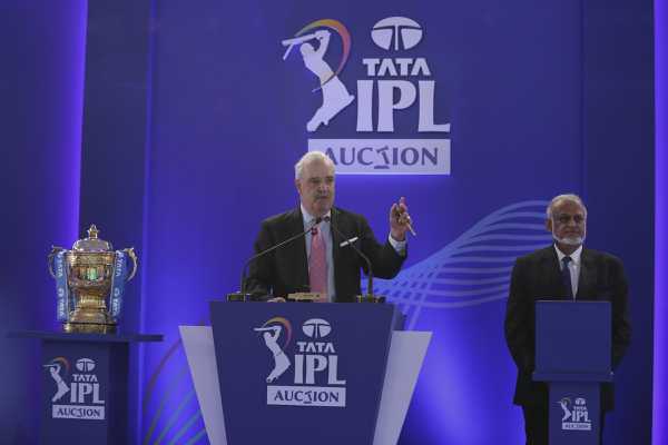 आईपीएल ऑक्शन 2022: जानिए कौन हैं ऑक्शनर ह्यूज एडमीड्स, जो मेगा ऑक्शन के दौरान अचानक मंच पर गिरे