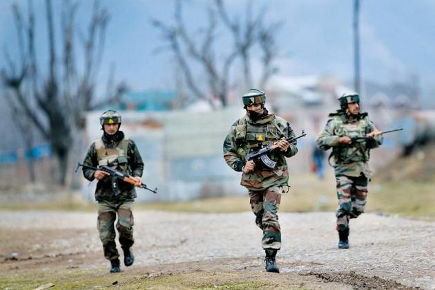 कश्मीर में पत्रकारों, सामाजिक कार्यकर्ताओं और नेताओं के सोशल मीडिया अकाउंट पुलिस के रडार पर