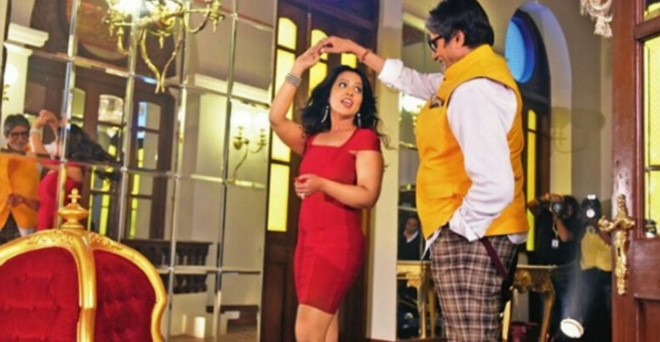 महाराष्‍ट्र सीएम फडनवीस की पत्नी की लाल ड्रेस, संघ पर निशाना