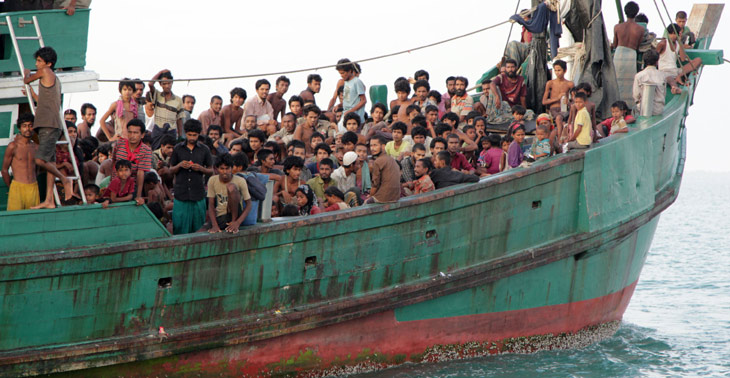 महीनों समुद्र में फंसे 370 प्रवासियों को इंडोनेशिया लाए