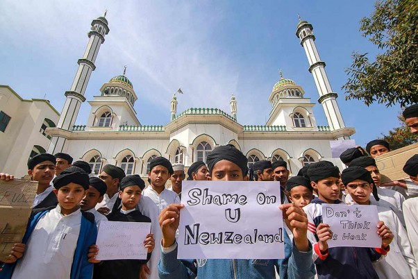 जम्मू में हाथ में पोस्टर लिए न्यूजीलैंड की मस्जिद में हुए हमले की निंदा करते बच्चे