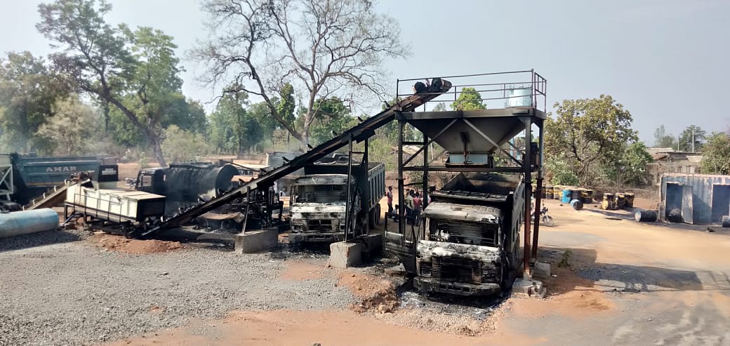 महाराष्ट्र: गढ़चिरौली जिले के कुरखेड़ा में सड़क निर्माण स्थल पर नक्सलियों ने 27 मशीनों और वाहनों को आग लगा दी