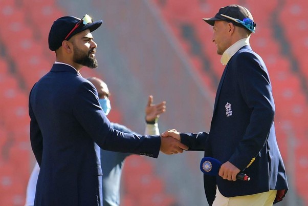 आखिरी टेस्ट मैच में टॉस के दौरान आमने सामने भारतीय क्रिकेट टीम के कप्तान विराट कोहली और इंग्लैंड के कप्तान जो रूट