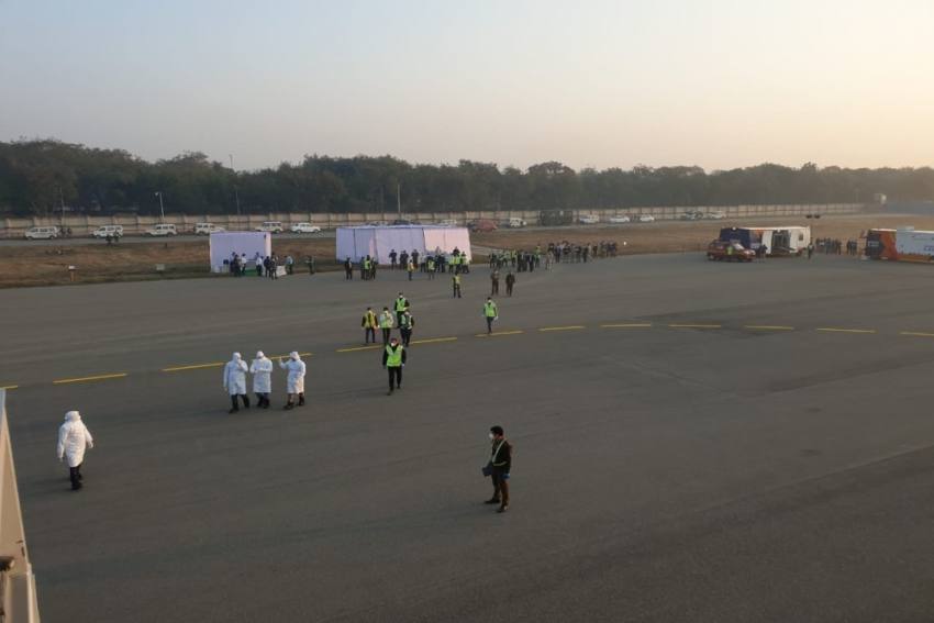 कोरोना वायरस: चीन के वुहान से 324 भारतीयों को लेकर दिल्ली पहुंचा एयर इंडिया का विमान