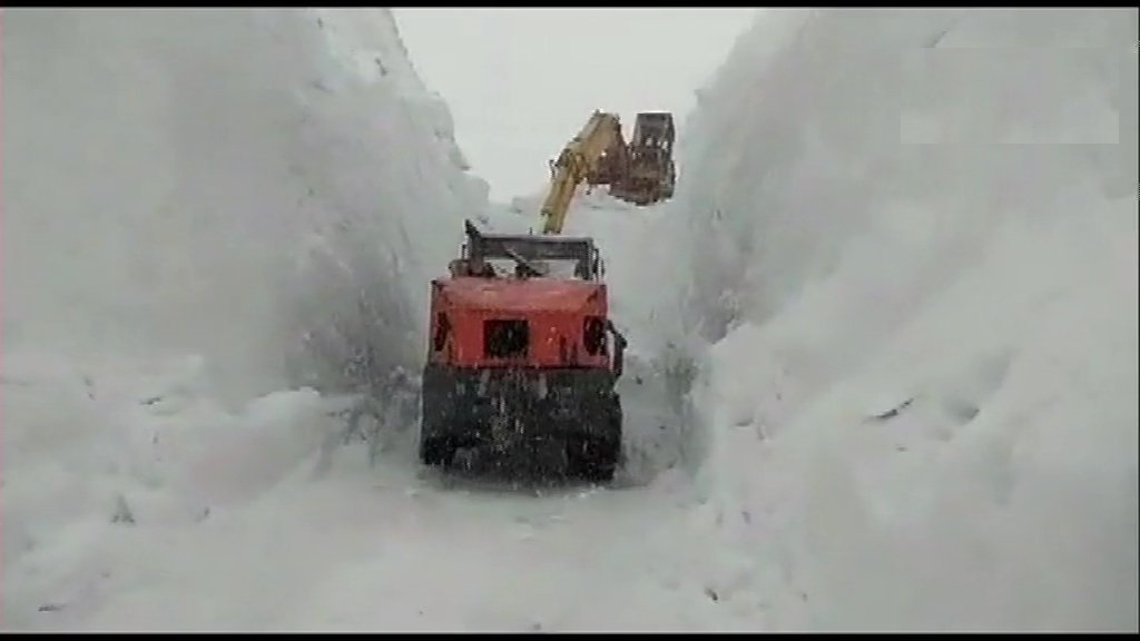 हिमाचल प्रदेश: रोहतांग पास के मनाली-लेह मार्ग पर बर्फ की सफेद चादर से ढके रास्ते को साफ करते सीमा सड़क संगठन (बीआरओ) के लोग