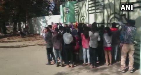 मध्यप्रदेश: गर्ल्स हॉस्टल के बाथरूम में सेनेटरी पैड बिखरे मिलने पर छात्राओं की चेकिंग!