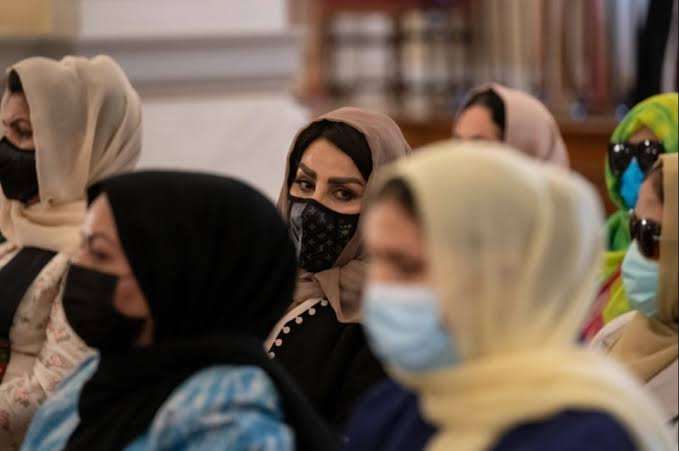 अफगानिस्तान: तालिबान सरकार का नया फरमान, सिर से पैर तक बुर्का पहने महिलाएं पहने महिलाएं