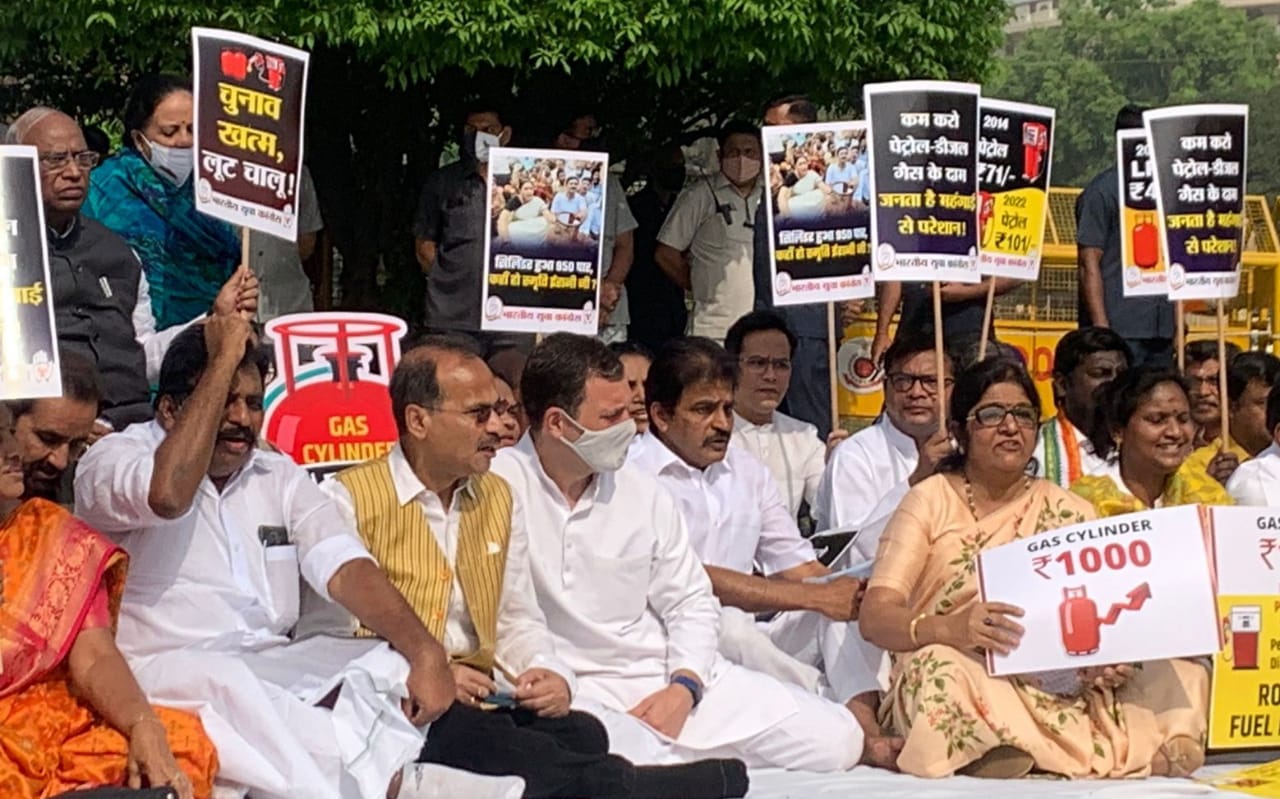 ईंधन की बढ़ती कीमतों के खिलाफ कांग्रेस नेताओं का प्रदर्शन, एक सप्ताह का देशव्यापी विरोध शुरू