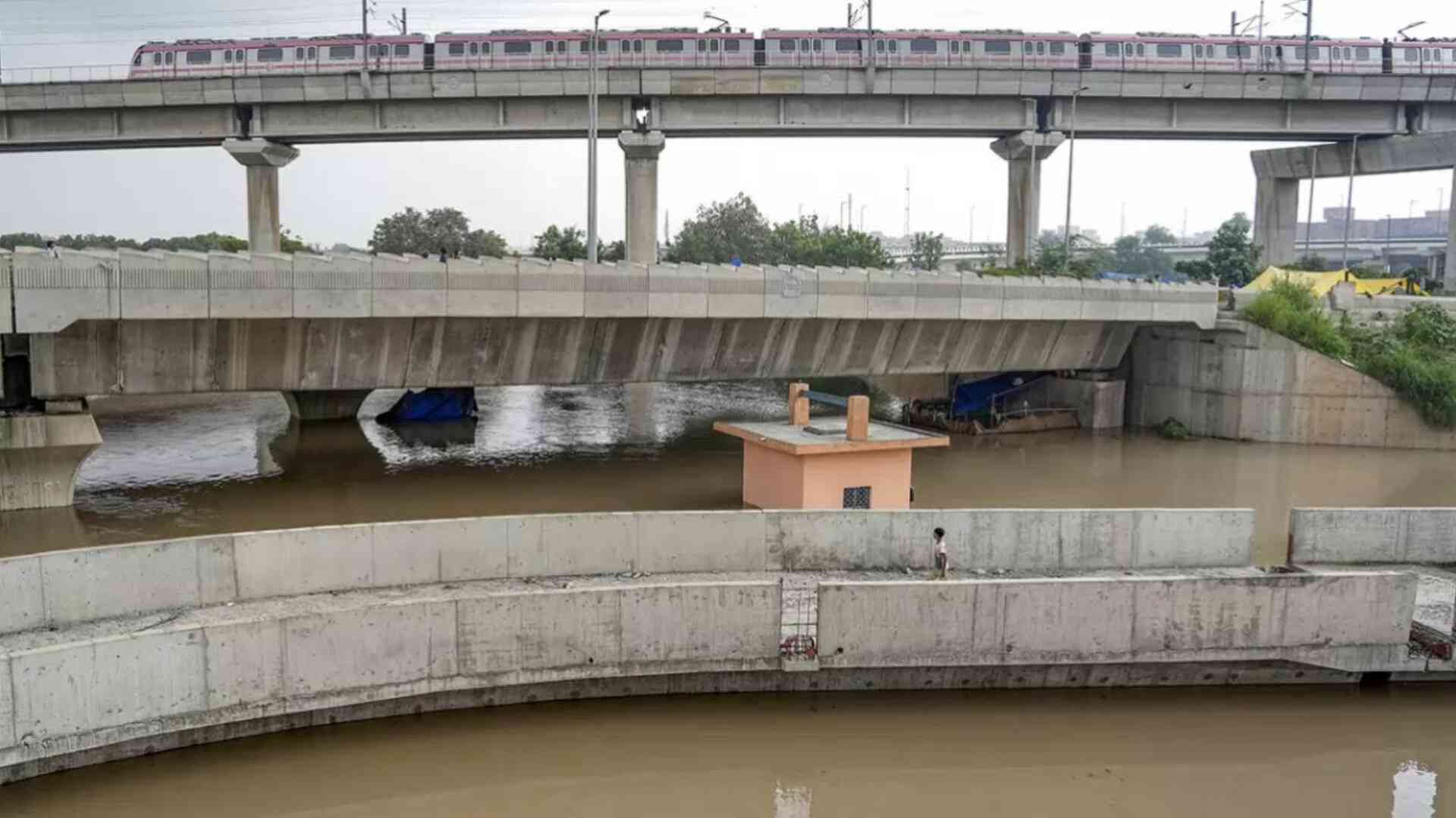 दिल्ली बाढ़: डीएमआरसी का अपडेट, यमुना बैंक मेट्रो स्टेशन पर 