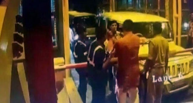 यूपी में भाजपा विधायक ने टोल प्‍लाजा कर्मी को मारा थप्‍पड़