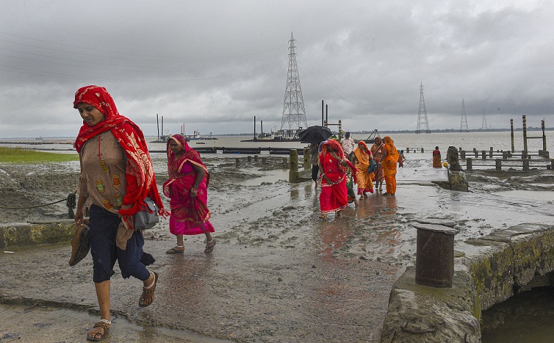 पश्चिम बंगाल-बांग्लादेश के तटों पर भारी चक्रवाती तूफान ‘बुलबुल’ के कारण दक्षिण 24 परगना के ग्रामीणों को आश्रय गृह में स्थानांतरित किया गया