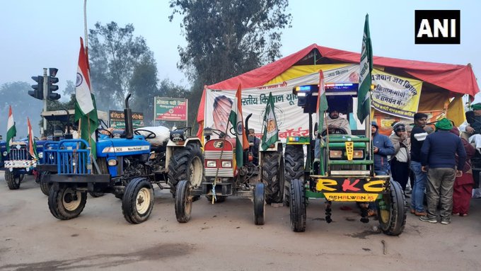 गणतंत्र दिवस: हजारों ट्रैक्टरों के साथ किसान दिल्ली सीमा पर, सिंघु बॉर्डर के बाद टिकड़ी बॉर्डर की बैरिकेडिंग भी तोड़ें