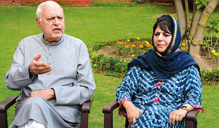 रिहाई के बाद जम्मू-कश्मीर की पूर्व मुख्यमंत्री महबूबा गुपकर की बैठक में होंगी शामिल, मुफ्ती से मिले फारूक-उमर