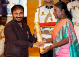 मुलायम सिंह यादव, महालनाबिस, सुधा मूर्ति, कीरावानी को पद्म पुरस्कार से सम्मानित किया गया