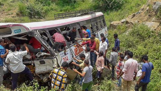 मिर्जापुर में बस पलटने से पांच लोगों की मौत, 26 घायल