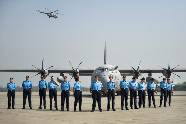 अंतरर्राष्ट्रीय महिला दिवस के मौके पर हिंडन स्थित वायु सेना स्टेशन पर तैनात भारतीय वायुसेना की महिला अधिकारी