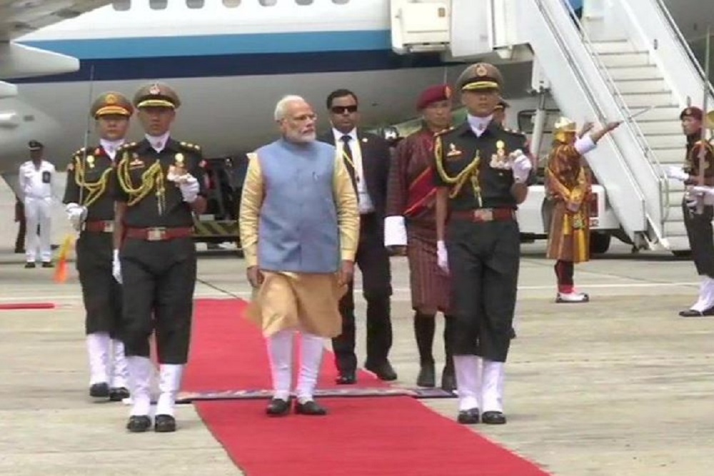 थिंपू के पारो इंटरनेशनल एयरपोर्ट पर गार्ड ऑफ ऑनर से सम्मानित प्रधानमंत्री नरेंद्र मोदी