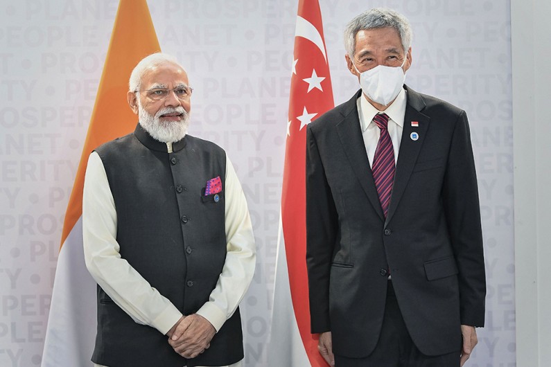रोम में G20 इटली शिखर सम्मेलन में सिंगापुर के प्रधानमंत्री ली सीन लूंग के साथ भारत के प्रधानमंत्री नरेंद्र मोदी