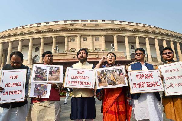 पश्चिम बंगाल में कानून व्यवस्था की स्थिति को लेकर बजट सत्र के दौरान संसद के बाहर विरोध प्रदर्शन करती हुगली से भाजपा सांसद लॉकेट चटर्जी और अन्य सांसद
