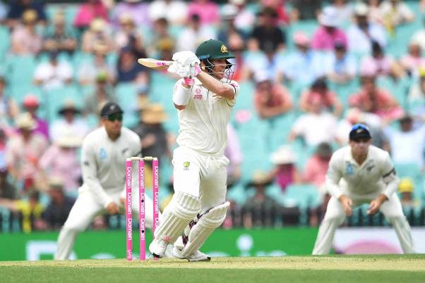 सिडनी में सिडनी क्रिकेट ग्राउंड पर ऑस्ट्रेलिया और न्यूजीलैंड के बीच तीसरे क्रिकेट टेस्ट मैच के पहले दिन बल्लेबाजी करते डेविड वार्नर