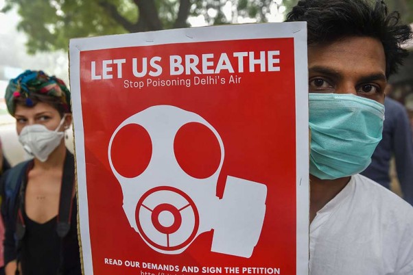 नई दिल्ली में वायु प्रदूषण को कम करने के उपायों को लागू करने की मांग को लेकर विरोध मार्च के दौरान डेमोक्रेटिक यूथ फेडरेशन ऑफ इंडिया और जन स्वास्थ्य अभियान के सदस्य