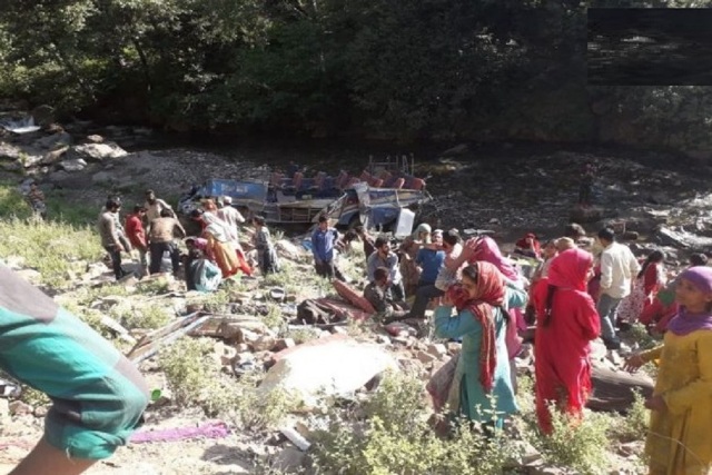 जम्मू-कश्मीर के किश्तवाड़ में सड़क हादसा, बस के खाई में गिरने से 35 लोगों की मौत, 17 घायल