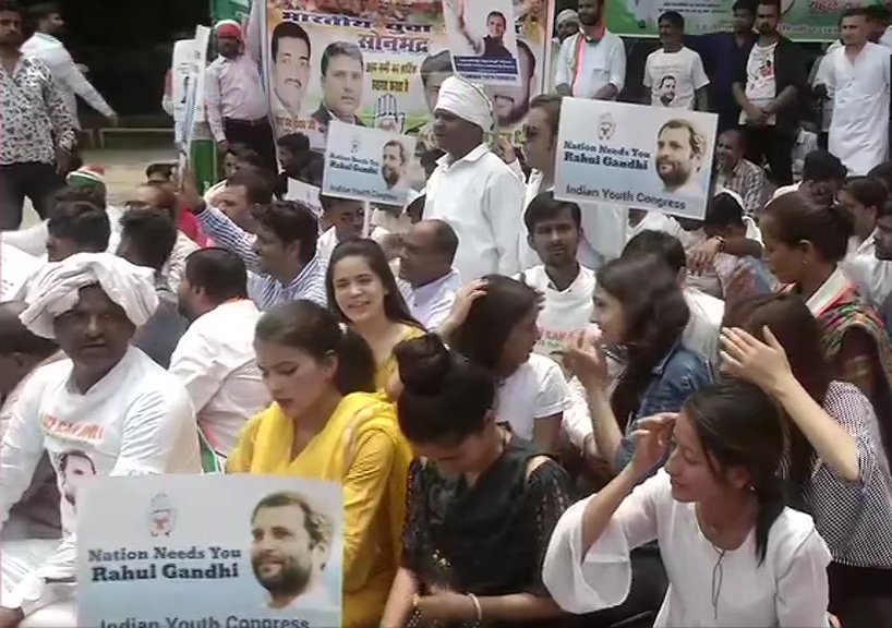 कांग्रेस अध्यक्ष राहुल गांधी के आवास के बाहर प्रदर्शन करते और उनसे अपना इस्तीफा वापस लेने का आग्रह करते यूथ कांग्रेस के सदस्य और पार्टी के कार्यकर्ता