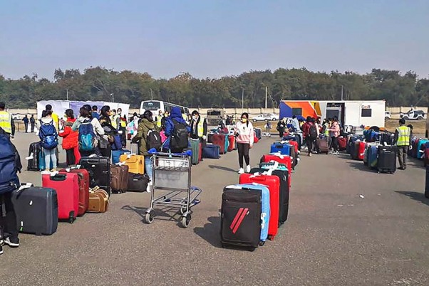 रविवार को वुहान से लाए गए 323 भारतीय नई दिल्ली के हवाई अड्डे पर