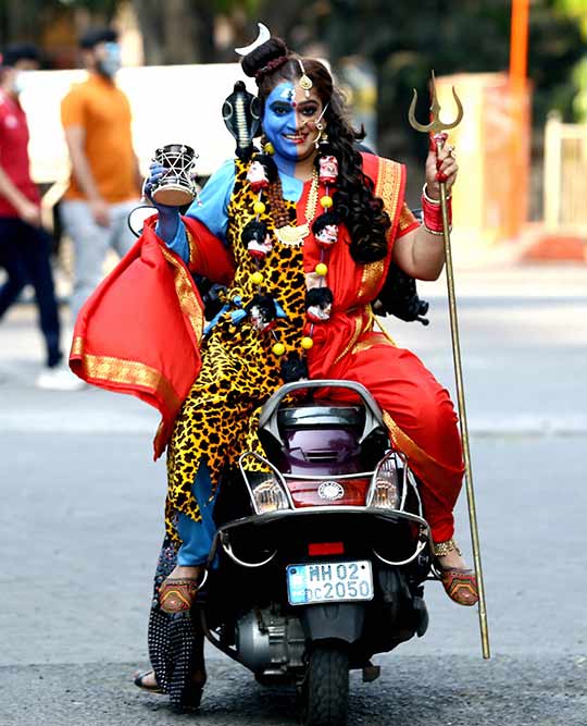 मुंबई की सड़कों पर भगवान शिव के (अर्धनारीश्वर) अवतार में नजर आई टेलीविजन अभिनेत्री एकता जैन