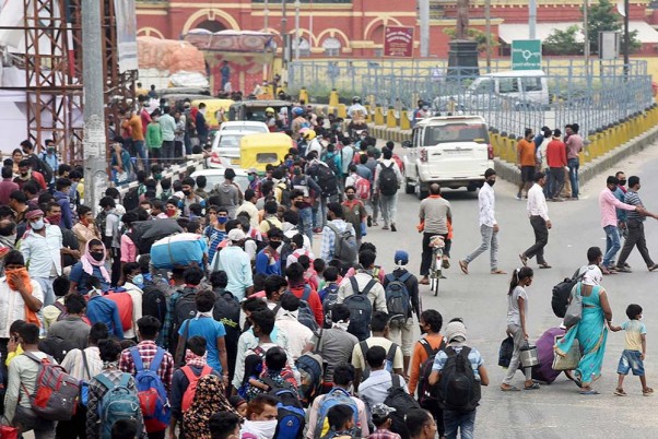 कोरोना वायरस महामारी के मद्देनजर लगाए गए लॉकडाउन के बीच अपने मूल स्थानों तक पहुंचने के लिए 'श्रमिक स्पेशल' ट्रेन से पटना के दानापुर रेलवे स्टेशन पहुंचे मजदूर
