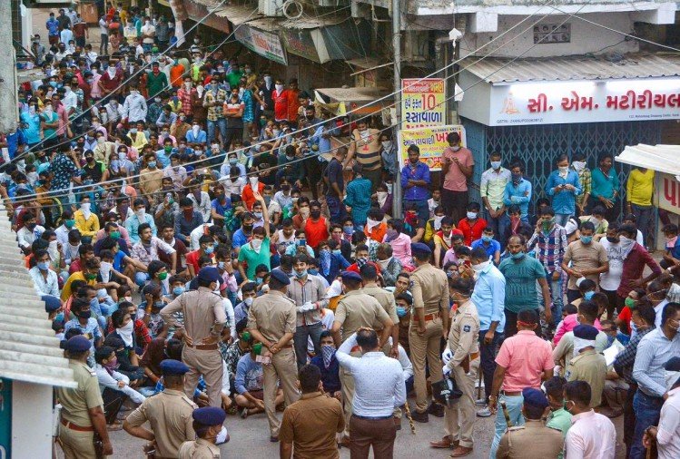 सूरत में मजदूरों का  प्रदर्शन और ऑफिस पर पथराव, लॉकडाउन में काम कराने का आरोप