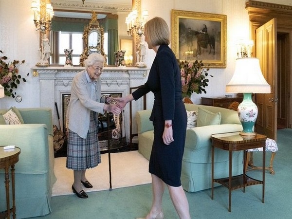 महारानी एलिजाबेथ द्वितीय ने लिज़ ट्रस को ब्रिटेन का नया पीएम नियुक्त किया, गृह मंत्री प्रीति पटेल का इस्तीफा