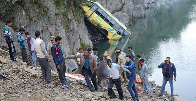 हिमाचल प्रदेश: मंडी में ब्यास नदी में गिरी बस, 18 की मौत