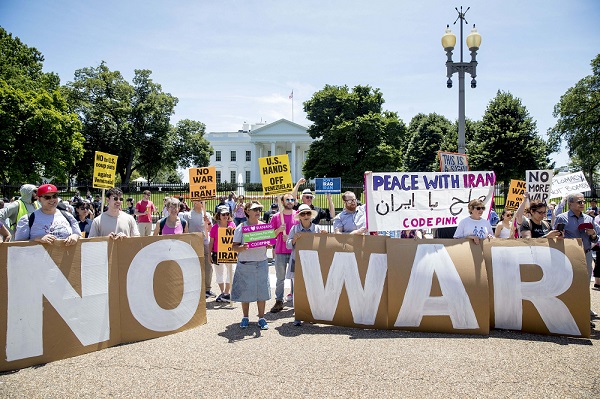अमेरिका-ईरान तनाव के बीच युद्ध के विरोध में वॉशिंगटन में व्हाइट हाउस के बाहर प्रदर्शन करते ANSWER गठबंधन के सदस्य