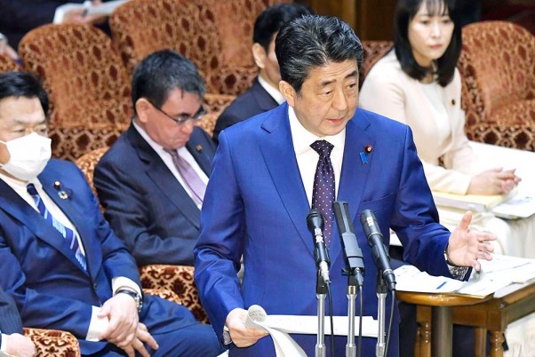 टोक्यो में एक संसदीय सत्र में बोलते जापान के प्रधानमंत्री शिंजो आबे