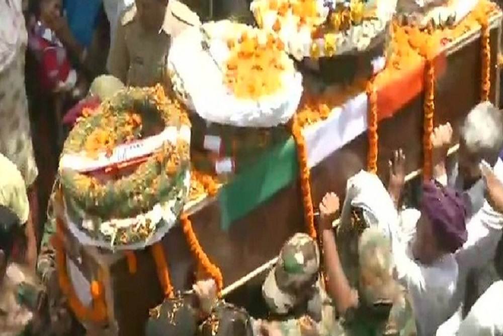 कांग्रेस महासचिव प्रियंका गांधी वाड्रा उत्तर प्रदेश के कुशीनगर में एक रोडशो के दौरान