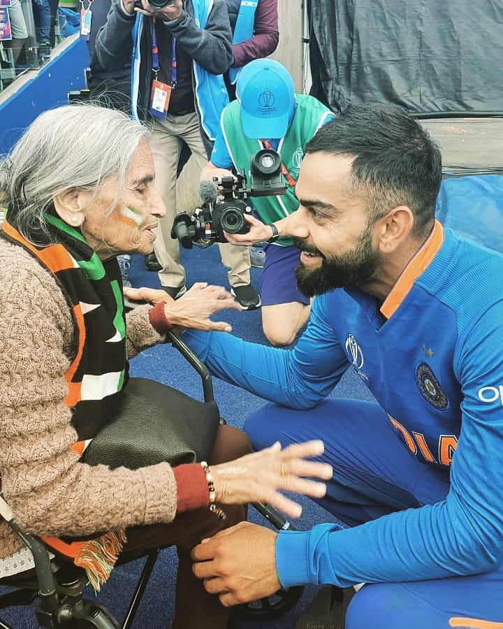 फैन ऑफ द टूर्नामेंट: भारत और बांग्लादेश के बीच हुए मैच के बाद सुर्खियों में 87 साल की चारुलता। जीतने के बाद कप्तान विराट कोहली भी उनसे मिलने पहुंचे।