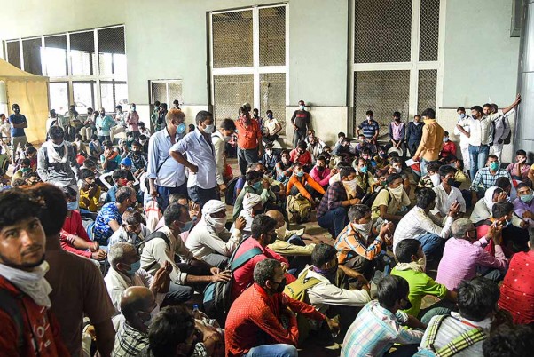 राजधानी दिल्ली में अनलॉक 3.0 के दौरान आनंद विहार में अपने मूल स्थानों से लौटे प्रवासी श्रमिक कोविड- 19 टेस्ट कराने की प्रतीक्षा करते